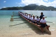 Verrückt nach Meer – Kapitän Morten Hansen und Schiffsarzt Winni Koller machen einen Ausflug auf Samoa. Sie sitzen mit 46 anderen Ruderern in einem Fautasi-Boot.