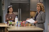 Last Man Standing – Jen (Krista Marie Yu, l.); Vanessa Baxter (Nancy Travis, r.)
