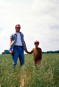 Perfect World – Der kleine Phillip (T.J. Lowther) freundet sich mit seinem Entführer Butch (Kevin Costner,l.) an.