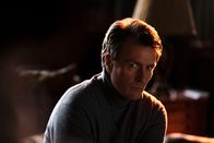 Alex Rider – Crays (Toby Stephens) Anspannung nimmt zu. Die Veröffentlichung seines Spiels rückt immer näher und dennoch gibt es einige lose Enden, die ihm Probleme bereiten könnten.