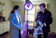 Rufmord – Die Polizisten Baumann (Verena Altenberger) und Timo (Franz Pätzold) durchsuchen mit UV-Licht Luisas Wohnung nach Spuren eines möglichen Verbrechens.