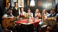 Servus Musikantenstammtisch – Moderatoren Richard Deutinger (3.v.l.) und Conny Bürgler (hinter, l.) mit den Windstreich Musikanten, während ServusTV's "Servus Musikantenstammtisch - Ja, das ist Kufstein am grünen Inn" in Kufstein, Tirol, Österreich, am 20.10.2024.