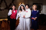 Two and a Half Men – Rückblende an einen ganz besonderen Tag: Charlie (Charlie Sheen, l.), Judith (Marin Hinkle, 2.v.l.), Alan (Jon Cryer, 2.v.r.) und Evelyn (Holland Taylor, r.) ...