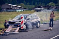 neoriginal: Like a Loser – Julians (Ben Münchow, l.) Versuch, Marie (Tinka Fürst, r.) bei der Suche nach dem entflohenen Ernst zu helfen, geht mächtig schief. Er setzt das Auto krachend gegen ein Verkehrshindernis.
