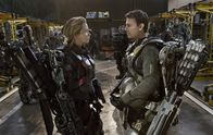 Edge of Tomorrow – Als Major Bill Cage (Tom Cruise, r.) in einer Zeitschleife gefangen wird und immer wieder denselben Einsatz erlebt, bei dem er von einer feindlichen und hochintelligenten Alienrasse getötet wurde, sucht er die Hilfe der Kriegsheldin Sergeant Rita Vrataski (Emily Blunt, l.), die, wie sich herausstellt, auch schon Erfahrungen mit Zeitschleifen gemacht hat ...