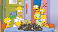 Die Simpsons – Weil Maggie sich selbst im Auto eingesperrt hat, suchen die Simpsons in ihrer Schlüsselschublade nach dem Ersatzschlüssel. Dabei entdecken sie eine Reihe von Schlüsseln, die sie bereits vergessen haben. Dort bemerken sie, dass sie dank den Schlüsseln vielerorts freien Zugang haben. Das wird dann auch ordentlich ausgenutzt. (v.l.n.r.) Lisa, Homer, Marge, Maggie und Bart ...