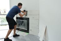 Die Super-Makler - Top oder Flop? – Tarek beschäftigt sich mit dem Design des Kamins. Für die anspruchsvollen Interessenten eines Hauses in dieser Lage muss alles perfekt werden, um das Millionengeschäft erfolgreich abschließen zu können. Ob das dem Makler-Ehepaar gelingen wird?