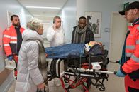 Rote Rosen – Hendrik (Jerry Kwarteng, M.) ist zur Stelle, als Britta (Jelena Mitschke, r.) ins Krankenhaus eingeliefert wird. Dörte (Edelgard Hansen, l.) erfährt erschrocken, dass Merle Britta angefahren hat (mit Komparsen).