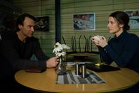 In aller Freundschaft – Dr. Martin Stein (Bernhard Bettermann) nutzt die Gelegenheit, um Dr. Maria Weber (Annett Renneberg) Leipzig und die Sachsenklinik schmackhaft zu machen. Die Sachsenklinik hat eine unbesetzte Stelle in der Herzchirurgie und Maria ist eine hervorragende Herzchirurgin. Sie solle sich endlich bewerben.