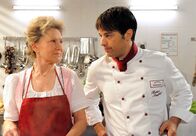 Sturm der Liebe – ARD STURM DER LIEBE FOLGE 1239 Uhr im ERSTEN. Hildegard (Antje Hagen, l.) steckt Robert (Lorenzo Patané, r.), dass Eva bald eine neue Arbeit annimmt.