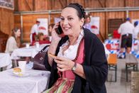 Die Rosenheim-Cops – Marianne Grasegger (Ursula Maria Burkhart) genießt das Essen auf dem Rosenheimer Brat-wurstwettbewerb.