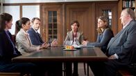 Der Dicke – MDR Fernsehen DER DICKE IV. STAFFEL FOLGE 52, "Unter Verdacht" Uhr. Ehrenberg (Dieter Pfaff, r.) vertritt Yasmin (Sophie Dal, 2.v.l.) und Lars (Matthias Ziesing, 3.v.l.). Das Paar wird von Frau Krüger (Birge Schade, 2.v.r.) vom Jugendamt der Kindsmißhandlung beschuldigt. Die Richterin (Monika Martienzen, 3.v.r.) hört Gudrun (Katrin Pollitt, l.) als Zeugin.