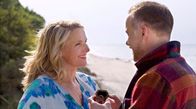 Freitag im Ersten: Praxis mit Meerblick – Max Jensen (Bernhard Piesk, re.) macht der Rügenärztin Nora Kaminski (Tanja Wedhorn) einen Heiratsantrag.