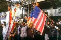 Der endlose Krieg: Iran - Israel - USA – Teheran, 4.November 1991: Demonstranten verbrennen amerikanische Flaggen, um gegen die Madrider Konferenz zur Einleitung eines Friedensprozesses im Nahen Osten zu protestieren.
