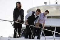The Mentalist – Sollen den Mord an Jim Gulbrand, CEO und Gründer des Softwareunternehmens Gaia Matrix, aufklären: Patrick (Simon Baker, M.), Grace (Amanda Righetti, r.) und Teresa (Robin Tunney, l.) ...