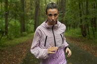 Lea - The Fighter – Lea (Madeleine Martin) ist bereit für die Zukunft und läuft ihr entschlossen entgegen.