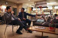 Chicago Fire – Pausengespräche, l-r: Alberto Rosende als Blake Gallo, Daniel Kyri als Darren Ritter
