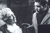 Edgar Wallace: Der Zinker – Inspektor Elford (Heinz Drache, r.) ermittelt gegen einen grausamen Mörder, der seine Opfer mit dem Gift einer schwarzen Mamba tötet. Daraufhin unterhält er sich mit der liebevollen Mrs. Mulford (Agnes Windeck, l.).