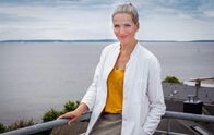 Praxis mit Meerblick – Nora Kaminski (Tanja Wedhorn) hat ein attraktives Jobangebot, das sie eigentlich nicht ablehnen kann.