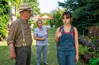 Lauchhammer - Tod in der Lausitz – Erich Noack (Christian Grashof) und Liese Noack (Petra Kelling) reden ihrer Enkelin Jackie Briegand (Ella Lee) ins Gewissen.