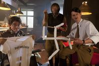Switch Reloaded – "Kraft durch Schnitzel": Ulf (Bernhard Hoëcker, l.), Ernie (Max Giermann, M.) und Hitler (Michael Kessler, r.) eröffnen ein Schnitzelhaus in Argentinien.