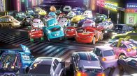 Cars Toons – Hook (Mi., türkis) und Lightning McQueen (Mi., rot) nehmen an einem Autorennen in Tokio teil.