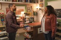 Bless This Mess – Brandon (Langston Kerman, l.); Constance (Pam Grier, r.)