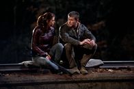 Red Dawn – Toni (Adrianne Palicki) und Jed (Chris Hemsworth) verstehen sich gut