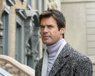 Desperate Housewives – Bob (Tuc Watkins) zieht mit seinem Freund in die Wisteria Lane. Susan versucht sich mit den beiden anzufreunden, was ihr durch einige klischeehafte Aussagen über Schwule allerdings nicht gelingt ...