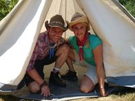 TanzAlarm – Alex und Singa machen Ferien im Zelt.