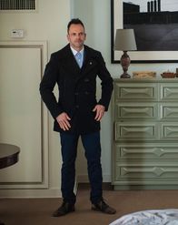 Elementary – Er kann es einfach nicht glauben, als er erfährt, dass sein Bruder Mycroft für den britischen Geheimdienst MI Six arbeitet: Sherlock Holmes (Jonny Lee Miller) ...