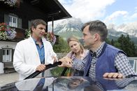 Der Bergdoktor – Martin (Hans Sigl, l.) folgt Rahn (Ole Puppe, r.) und seiner Frau (Patricia Aulitzky, m.) nach draußen.