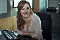 Zorn – Sekretärin Hannah Saborowski (Katrin Bauerfeind) erfreut sich an Zorn.