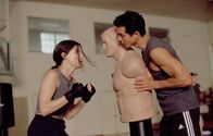 Miss Undercover – Ausgerechnet die toughe wie unfeminine FBI Agentin Gracie (Sandra Bullock, l.) wird von ihrem Kollegen Eric (Benjamin Bratt, r.) zu einem Undercover-Einsatz geschickt, bei dem sie als "Gracie Lou Freebush" auf hohen Schuhen trippeln, sich im Badeanzug präsentieren und den Weltfrieden wünschen soll ...