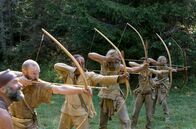 Der Steinzeit auf der Spur – Lynx Vilden und ihre Stammesmitglieder bereiten sich auf das Jagen vor.