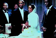 Malcolm X – 1958 lernt Malcolm X (Denzel Washington, Mitte) seine zukünftige Ehefrau kennen. Er und Betty (Angela Bassett) heiraten in einer kleinen privaten Zeremonie.