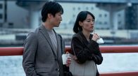 Tokyo Vice – Eimi (Rinko Kikuchi) und ihr Geliebter Shingo Murata (Soji Arai) möchten eine Beziehung führen.