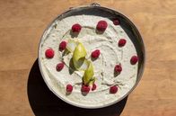 Zu Tisch ... – Yolanda Godoy verarbeitet die Produkte auf kreative Weise: hier zu einem Avocado-Bananen-Kuchen mit Mandel-Keks-Boden.