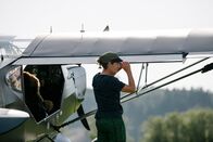 Der Schmidt Max auf der Suche – Pilotin Hilde Huber an einem Ultraleichtflugzeug.