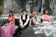 Harry Potter und der Feuerkelch – Der Weihnachtsball wird zu einem Desaster, da sowohl Ron (Rupert Grint, 2.v.r.) als auch Harry (Daniel Radcliffe, 2.v.l.) auf die Patil-Schwestern (Afshan Azad, l., Shefali Chowdhury, r.) zurückgreifen müssen ...