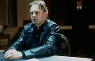 Inspector Barnaby – Der Barmann John Field (Robert Glenister) telefoniert stundenlang mit seiner Freundin in London, kann sie aber nicht zu einem Besuch in seinem Dorf überreden.