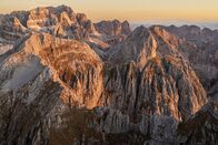 Bergwelten – In den Brenta-Dolomiten leben Braunbären in unmittelbarer Nähe zu Menschen und gewähren seltene Einblicke in ihr Verhalten. Im Mittelpunkt steht Horst Eberhöfer, der sich vom Wilderer zum Tierfotografen wandelt und über Jahre hinweg einzigartige Aufnahmen dieser Tiere macht. Aus der Begegnung von Kameramann Marco Polo und Regisseur Markus Frings entstand ein Film, der beeindruckende Naturaufnahmen mit dem Zusammenleben von Mensch und Bär verbindet.