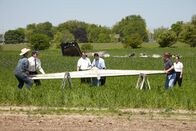 Mayday - Alarm im Cockpit – Binbrook, Ontario, Canada: Reenactment. Joshi and Ritter help place the broken tail section from Continental Express Flight 2574 onto two wooden sawhorses. Its distance from the main wreckage suggests it was one of the first pieces to fall from the plane before it plunged nearly 20,000 feet to the ground, killing everyone on board. Investigators discover that a crucial piece of the horizontal stabilizer is missing, and the screws meant to hold it in place look as if they were not inserted.