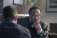 Lucifer – Lucifer ist begeistert, als er bei einem neuen Fall auf den Leiter (Geoffrey Owens) einer ganz außergewöhnlichen Schule trifft, die die Kontrolle über Gefühle als wichtigen Bestandteil ihrer Arbeit ansieht. Ein Aspekt, der Lucifer bei seinem neusten Plan äußerst hilfreich sein könnte ...
