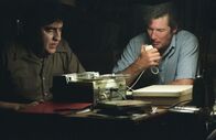 Der große Bluff – Immer tiefer verstricken sich Clifford Irving (Richard Gere, r.) und Dick Suskind (Alfred Molina, l.) ihn ihren Lügengeschichten. Sie schrecken sogar nicht davor zurück, Tonbänder zu fälschen ...