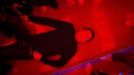 Stalk – Lux (Théo Fernandez) liegt in einem Club auf dem Boden.