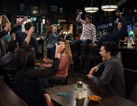 How I Met Your Mother – Kurz vor der Hochzeit von Robin und Barney vertraut sich Ted (Josh Radnor, hinten 2.v.r.) Lily an. Doch ob Ted tatsächlich diesen großen Schritt wagen wird?; Kurz vor der Hochzeit von Robin und Barney vertraut sich Ted (Josh Radnor, hinten 2.v.r.) Lily an. Doch ob Ted tatsächlich diesen großen Schritt wagen wird?