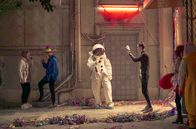 Apples – Aris (Aris Servetalis) verkleidet sich als Astronaut.