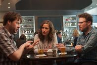 Bad Neighbors – Jimmy (Ike Barinholtz, l.), Mac (Seth Rogen) und Kelly (Rose Byrne) brauchen einen neuen Plan, um die Studenten-WG im Nachbarhaus zum Auszug zu bewegen.