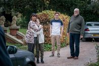 The Bay – Stella Bradwell (Sunetra Sarker, l.) tröstet Oliver Marshbrook (Leo Ashton, 2.v.l.), während sich Jamie Marshbrook (Jack Archer, 2.v.r.) und Bill Bradwell (James Cosmo, r.) darüber beschweren, dass Rose von den Kommissaren mitgenommen wird. Sie möchten ihr ein paar Fragen stellen.